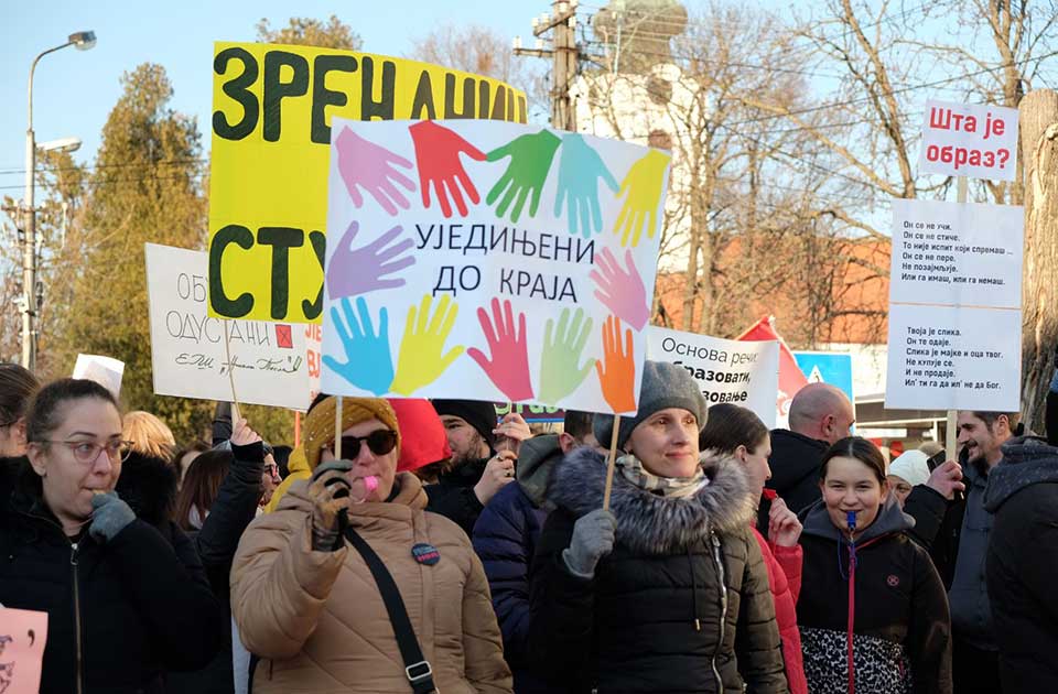 FOTO: Prosvetni radnici sa velikog skupa u Zrenjaninu uputili podršku studentima