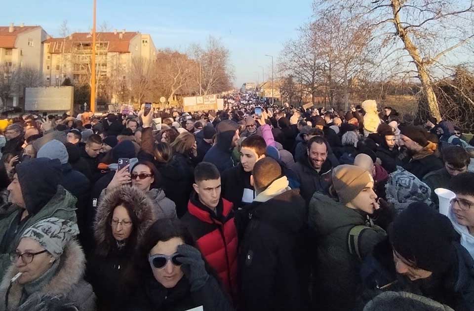 FOTO-REPORTAŽA: Nepregledna kolona ljudi blokirala gradsku magistralu u Zrenjaninu