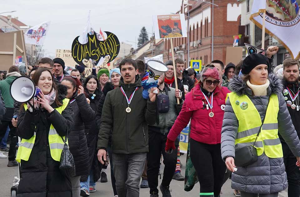 FOTO-REPORTAŽA: 15 fotografija sa protesta u Vršcu – i Zrenjaninci pumpaju žestoko!