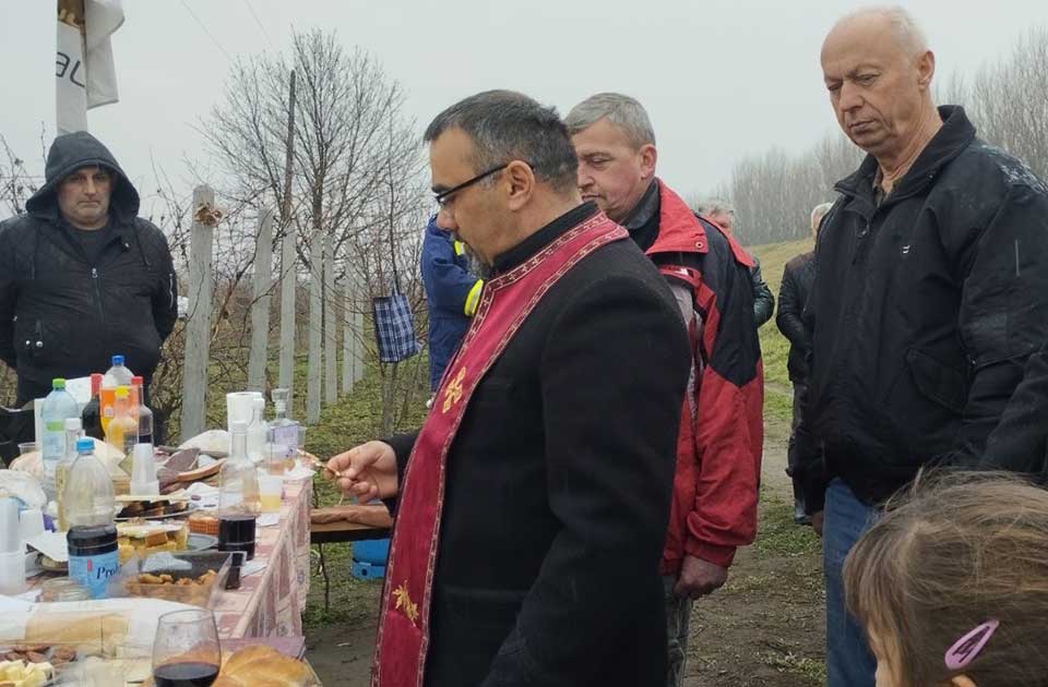 FOTO: Taraški vinogradari i ljubitelji vina obeležili svoju slavu – Svetog Trifuna