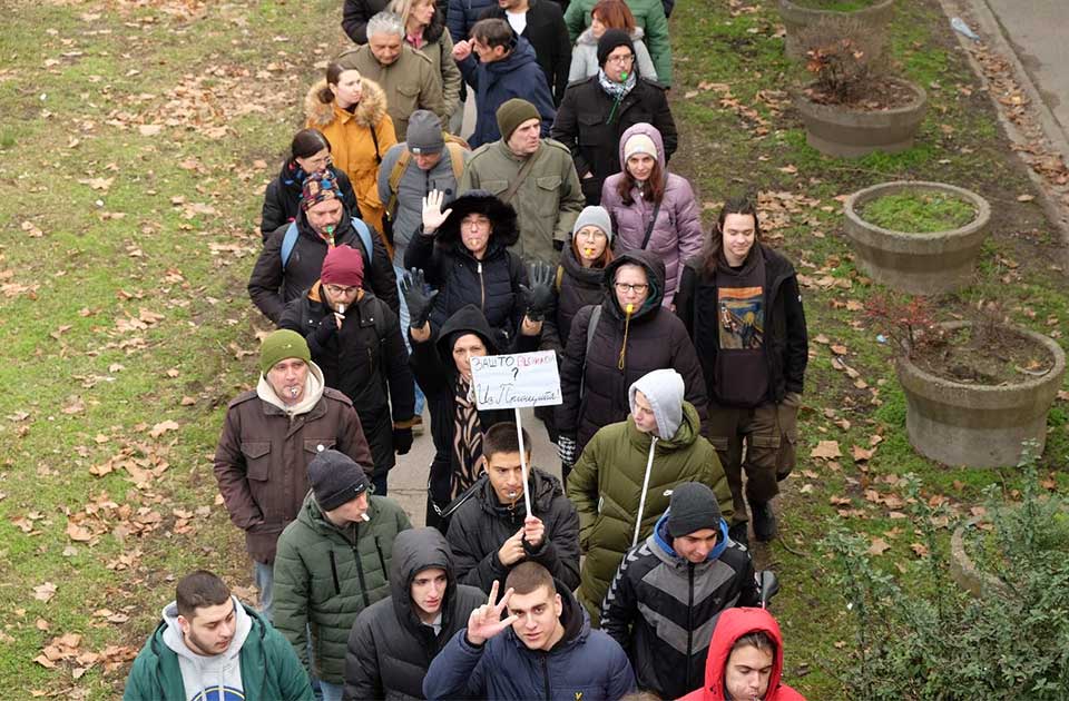 FOTO: Organizovana šetnja podrške učenicima i profesorima Medicinske škole