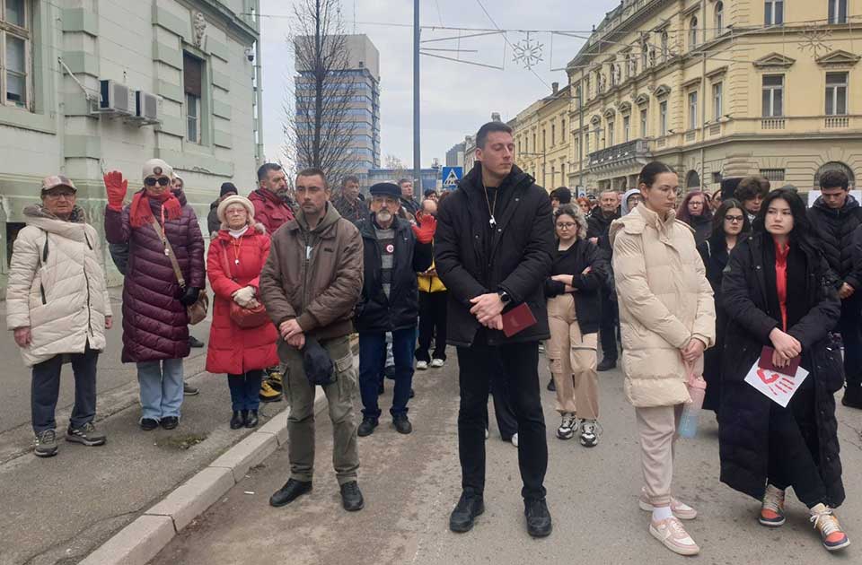 FOTO, VIDEO: Zrenjaninci i danas odali poštu nastradalima na Železničkoj stanici