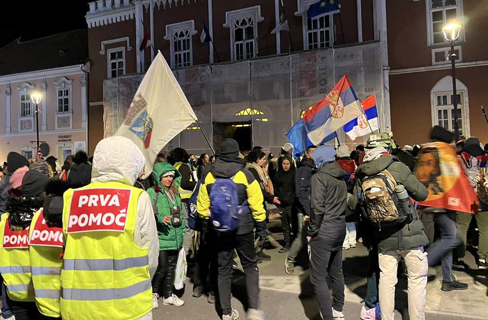 FOTO, VIDEO: Neverovatna atmosfera u Vršcu – ovako su dočekani zrenjaninski studenti!