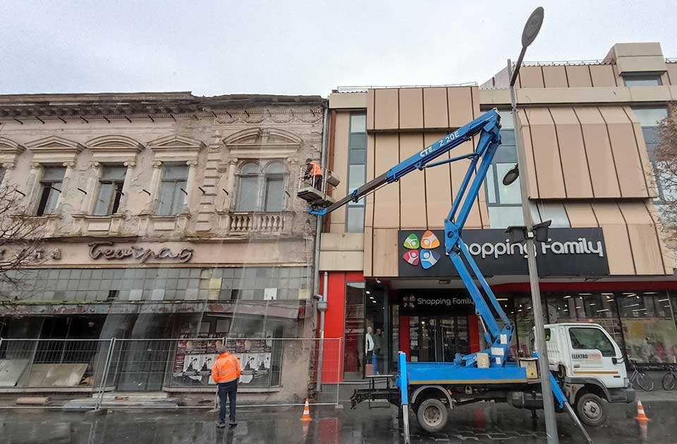 Oronula zgrada Robne kuće „Beograd“ se opasava zaštitnom metalnom mrežom