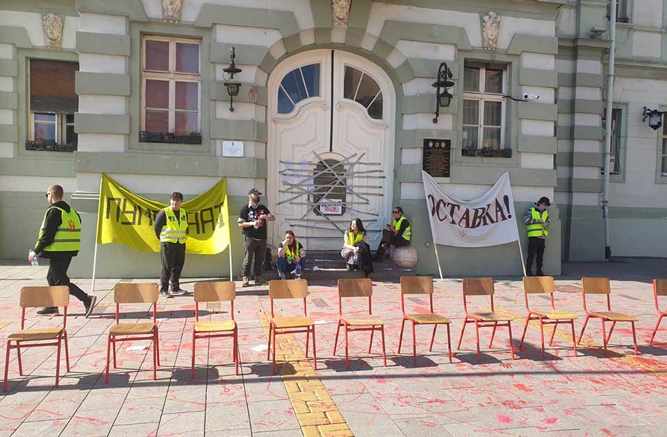 Zaposleni zaključani, a u Gradskoj kući raspoređeni policija i privatno obezbeđenje