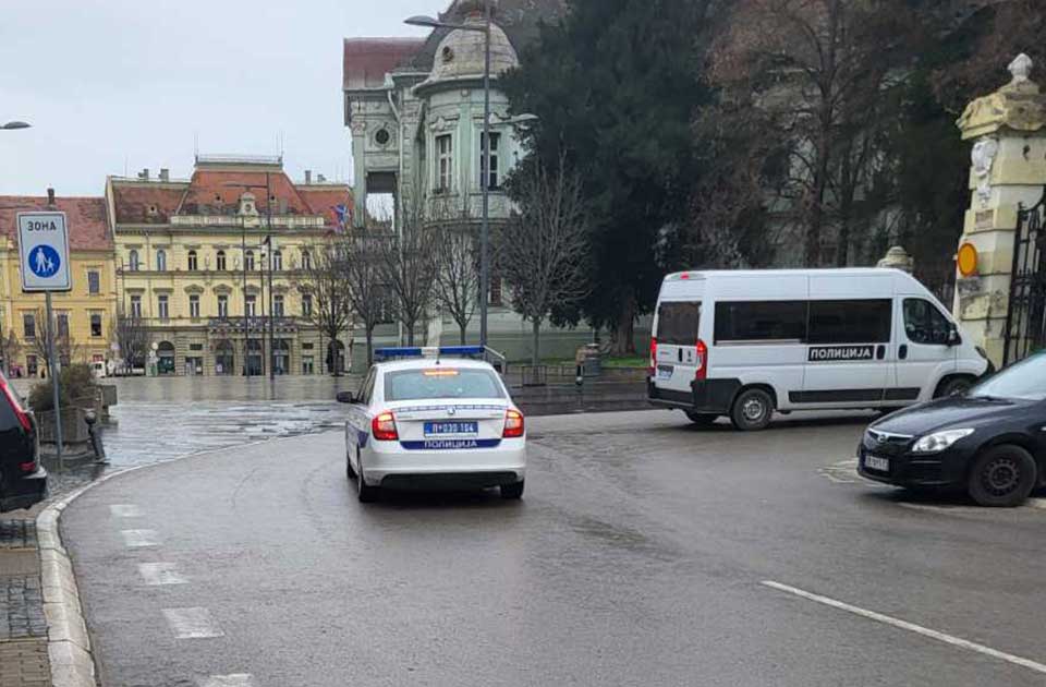 FOTO: Incident ispred Gradske kuće, reagovala i policija