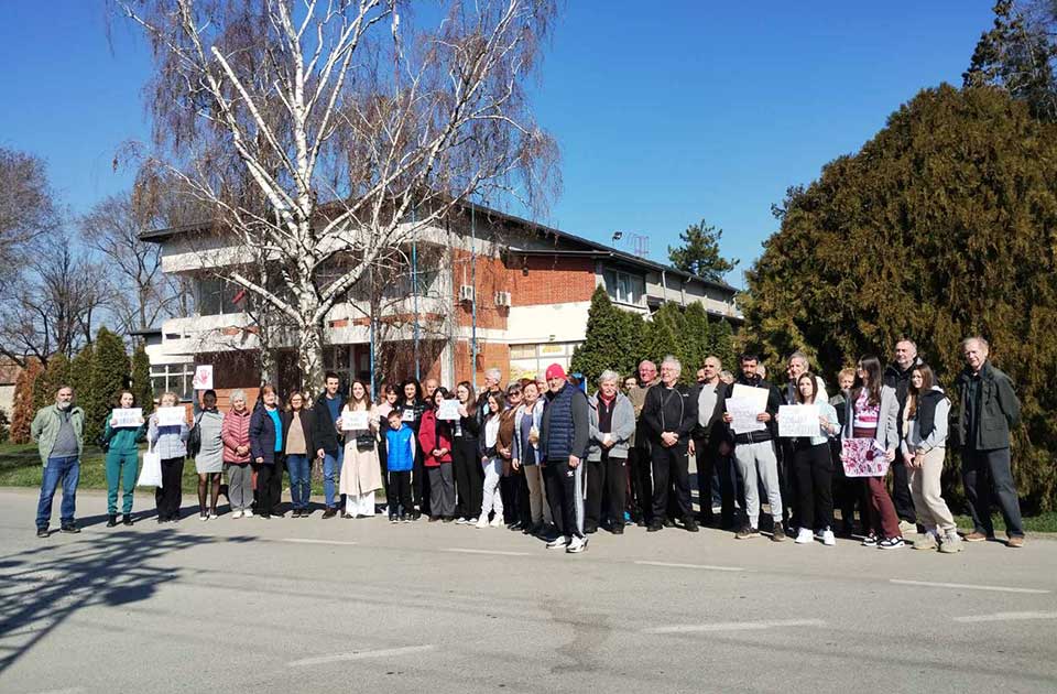 Okupljeni meštani Lukićeva izrazili solidarnost, empatiju i želju za pravednijim društvom