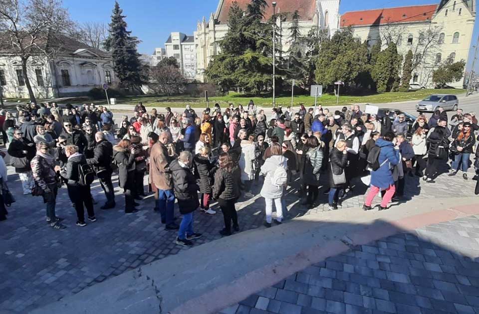 Prosvetni radnici iz Zrenjanina i danas se okupili ispred Školske uprave