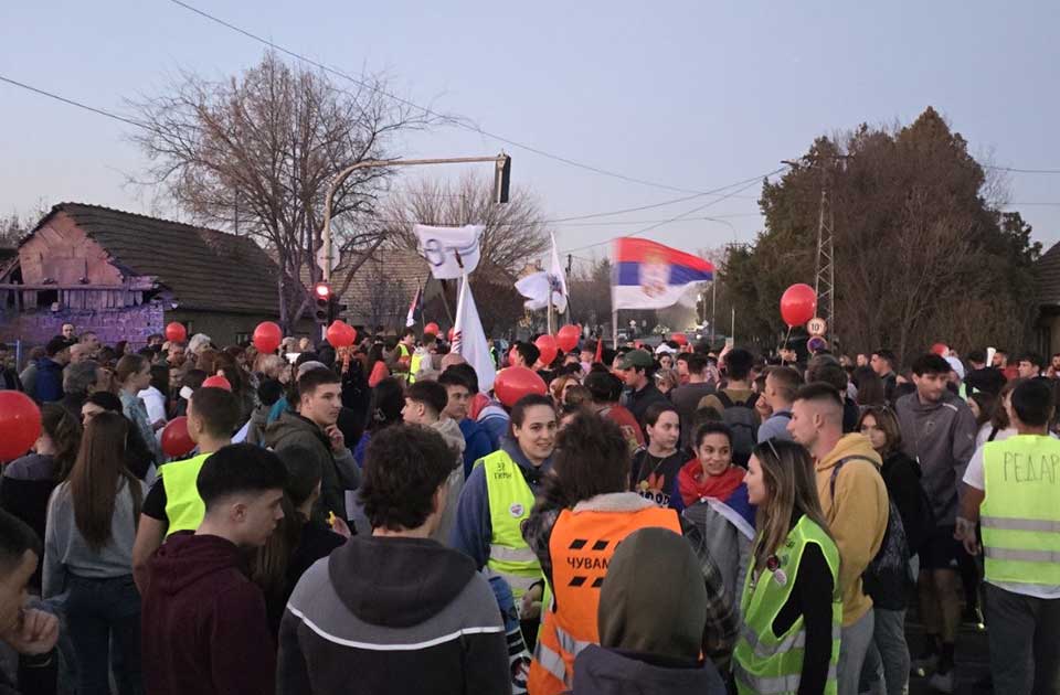 FOTO, VIDEO: Srednjoškolci iz Zrenjanina peške stigli u Bečej, vršnjaci im priredili doček