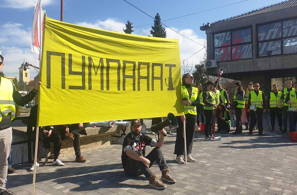 Studenti očistili Kulturni centar, prosvetari ponovo sprečeni da uđu u Školsku upravu