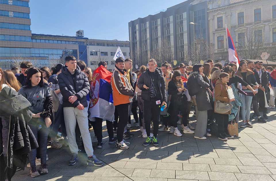 FOTO, VIDEO: Učenici Zrenjaninske gimnazije krenuli u protestnu šetnju do Bečeja