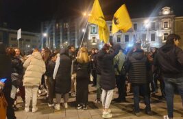 „Bukom protiv ćacizacije prosvete“: Održan protest i zbor građana na Trgu slobode