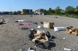 FOTO: Ovako je jutros izgledao buvljak u Zrenjaninu – ima li ko da održava čistoću?