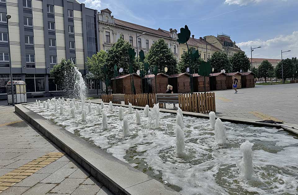 Samo dan nakon pisanja portala zrenjaninski.com proradila fontana na Trgu slobode Samo dan nakon pisanja portala zrenjaninski.com proradila fontana na Trgu slobode