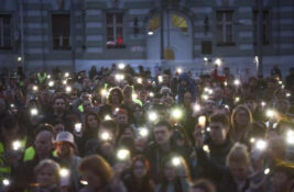 Crta: Raste nezadovoljstvo vlašću – podrška protestima i studentima ostaje visoka