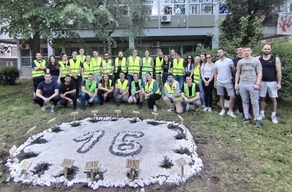 Studenti u blokadi zasadili 16 belih karanfila ispred zgrade Tehničkog fakulteta Studenti u blokadi zasadili 16 belih karanfila ispred zgrade Tehničkog fakulteta