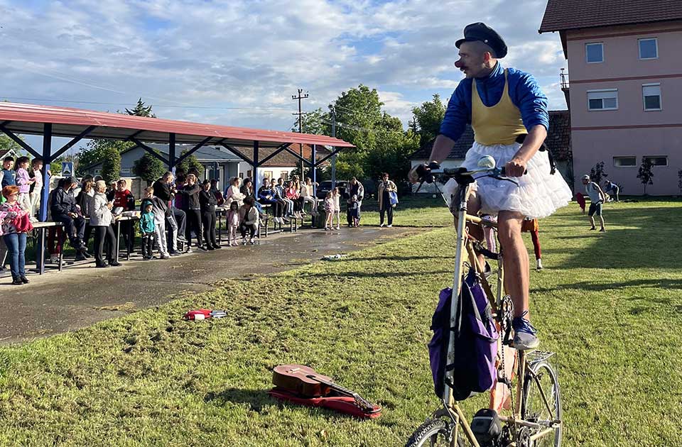 Jedinstveni „Cirkus Oblak“ posetio Lukićevo: Gosti poručili domaćinima – igrajte se i ne plašite se Jedinstveni „Cirkus Oblak“ posetio Lukićevo: Gosti poručili domaćinima – igrajte se i ne plašite se
