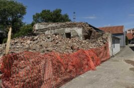 Srušen zid zgrade nekadašnje fabrike nameštaja „Bence i sin“