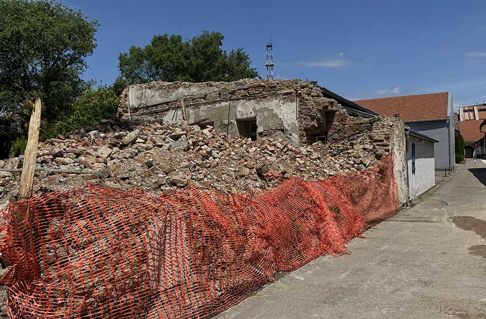 Srušen zid zgrade nekadašnje fabrike nameštaja „Bence i sin“ Srušen zid zgrade nekadašnje fabrike nameštaja „Bence i sin“