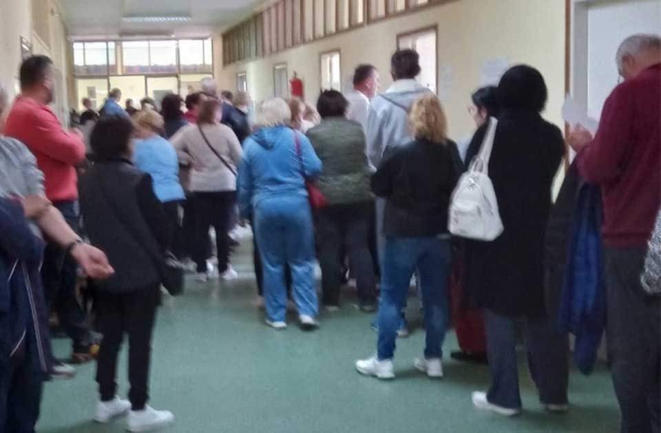 Gužve u Specijalističkoj poliklinici: Redovi za vađenje krvi već od ranih jutarnjih sati Gužve u Specijalističkoj poliklinici: Redovi za vađenje krvi već od ranih jutarnjih sati