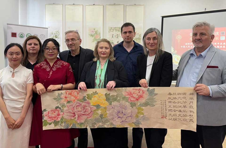 Hajnalka Kovač i kinesko slikarstvo: Njeni radovi oduševili publiku u Kini Hajnalka Kovač i kinesko slikarstvo: Njeni radovi oduševili publiku u Kini