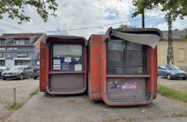 FOTO: Hit poruka na kiosku – „Molimo vas da ne ostavljate smeće, objekat je u funkciji“