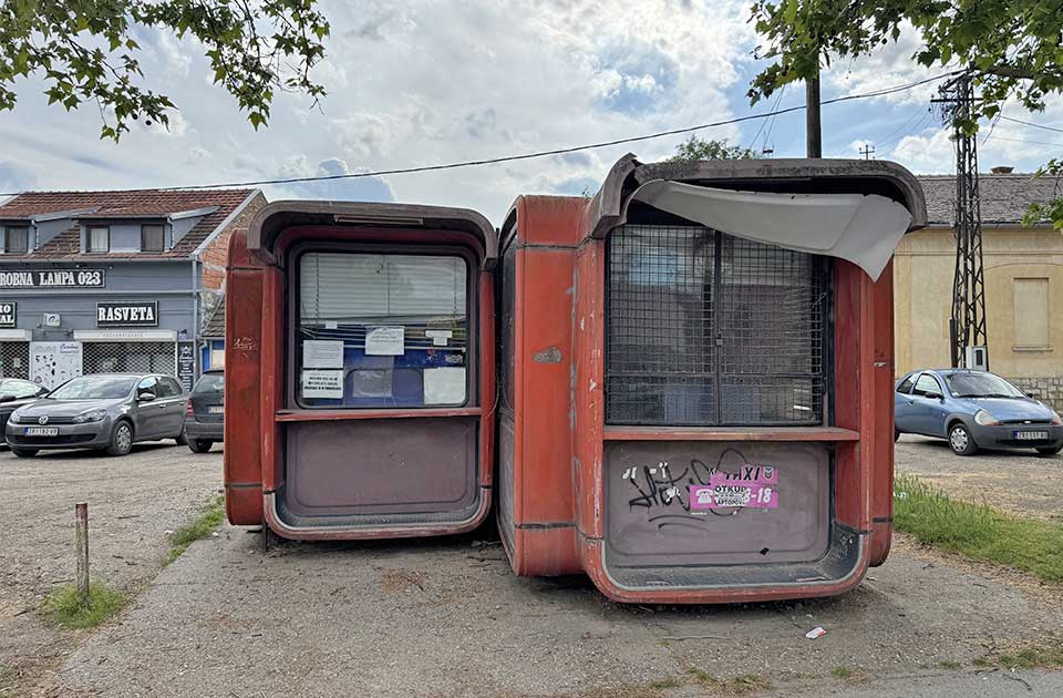 FOTO: Hit poruka na kiosku – „Molimo vas da ne ostavljate smeće, objekat je u funkciji“ FOTO: Hit poruka na kiosku – „Molimo vas da ne ostavljate smeće, objekat je u funkciji“