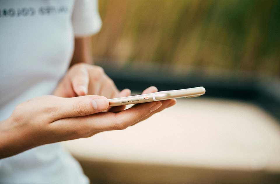 osoba koristi mobilni telefon