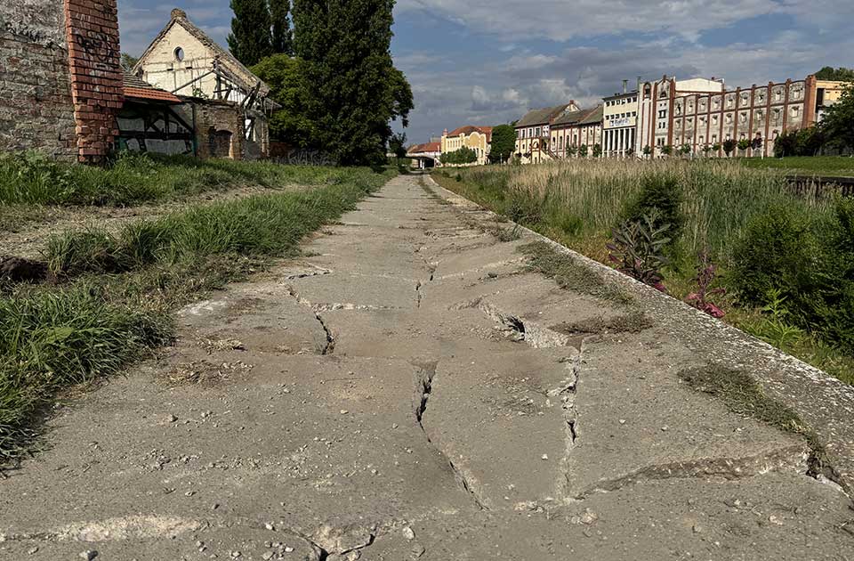 FOTO: Teški kamioni urnisali pešačku stazu pored Begeja FOTO: Teški kamioni urnisali pešačku stazu pored Begeja