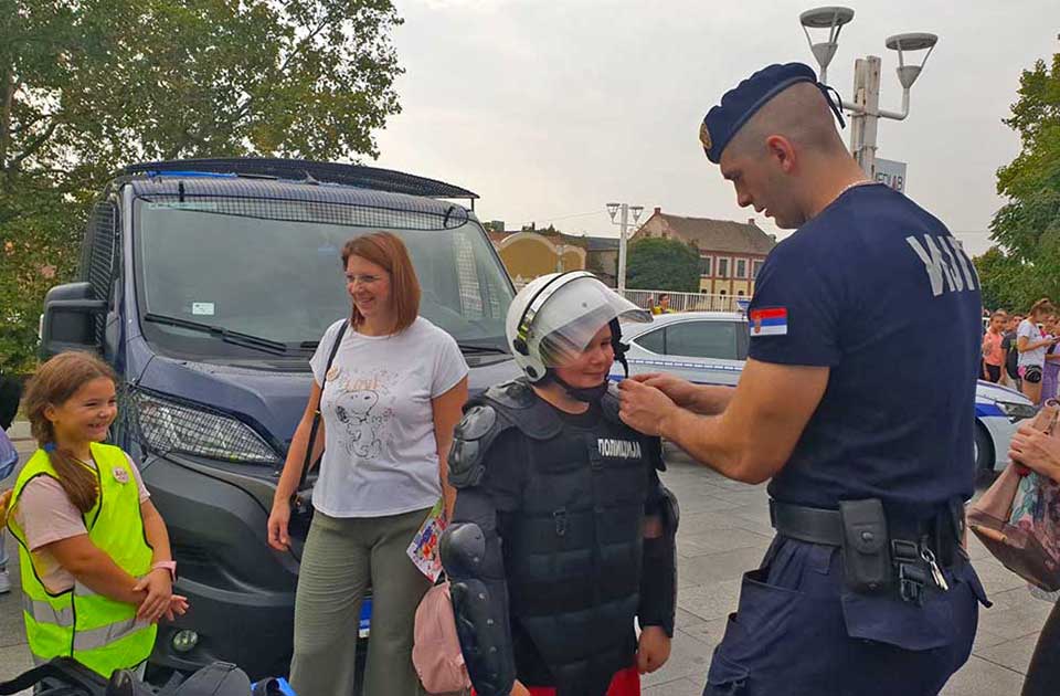 Druženje pripadnika policije, građana, roditelja i dece u Zrenjaninu Druženje pripadnika policije, građana, roditelja i dece u Zrenjaninu