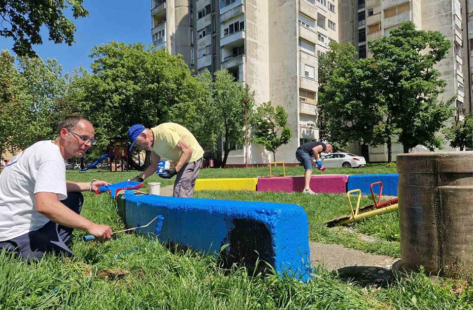 Kad nisu hteli nadležni, onda su građani zasukali rukave i uredili dečje igralište Kad nisu hteli nadležni, onda su građani zasukali rukave i uredili dečje igralište