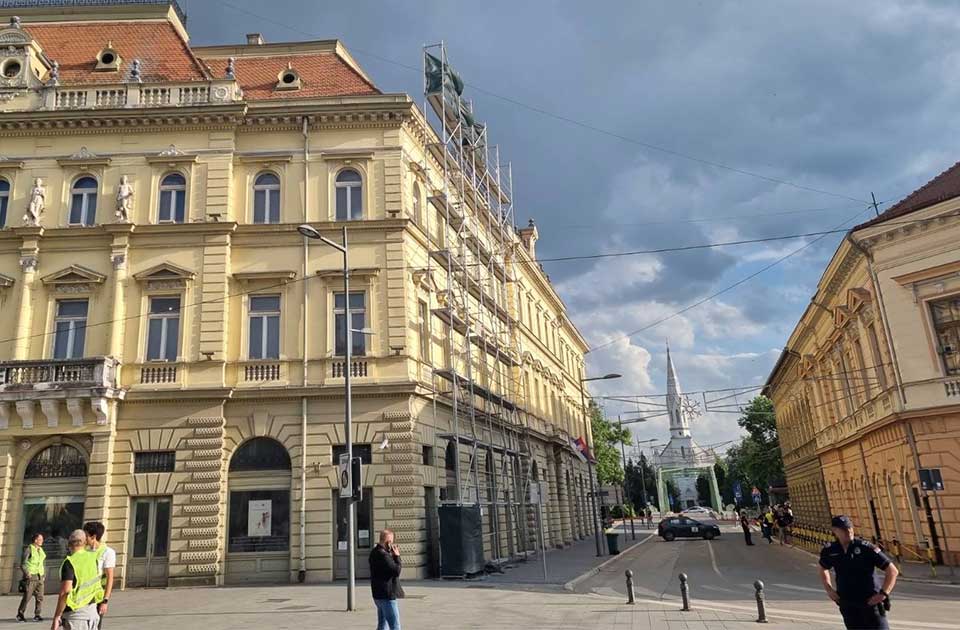 Skela na zgradi Narodnog muzeja se ljuljala pod naletima vetra Skela na zgradi Narodnog muzeja se ljuljala pod naletima vetra