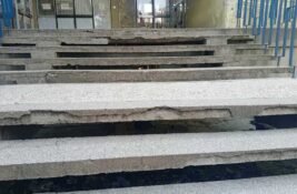 FOTO: Ovim stepenicama svakodnevno prolaze deca, trudnice i lekari