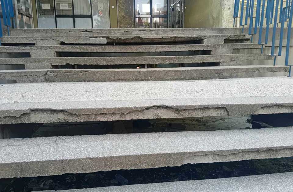FOTO: Ovim stepenicama svakodnevno prolaze deca, trudnice i lekari FOTO: Ovim stepenicama svakodnevno prolaze deca, trudnice i lekari