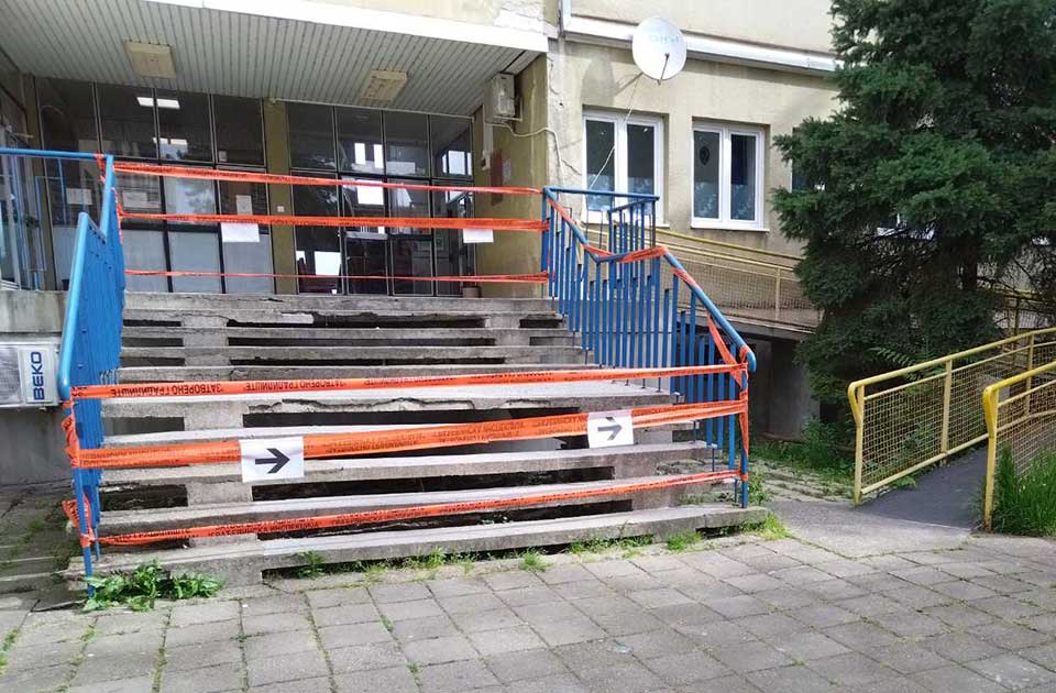 Nakon pisanja portala zrenjaninski.com: Zatvoreno stepenište na ulazu u dispanzer Nakon pisanja portala zrenjaninski.com: Zatvoreno stepenište na ulazu u dispanzer