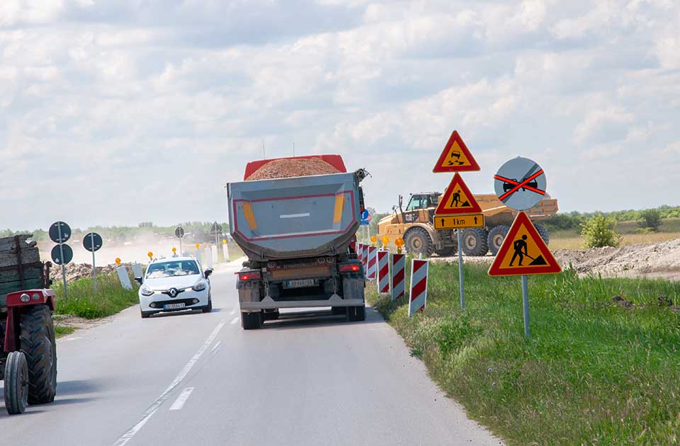 Tek posle pisanja našeg portala kraj gradilišta auto-puta osvanula saobraćajna signalizacija Tek posle pisanja našeg portala kraj gradilišta auto-puta osvanula saobraćajna signalizacija