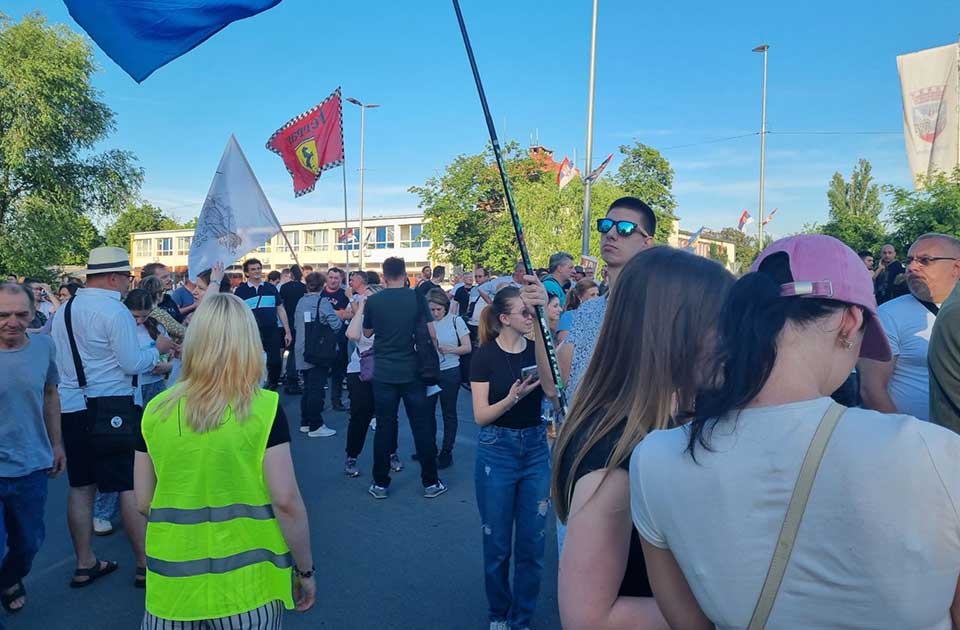 FOTO, VIDEO: Ogroman broj Zrenjaninaca na tročasovnoj blokadi kružnog toka FOTO, VIDEO: Ogroman broj Zrenjaninaca na tročasovnoj blokadi kružnog toka