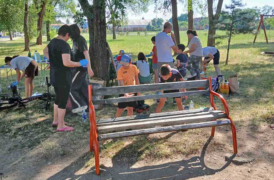 Građani MZ „Zeleno polje“ zasukali rukave i uredili dečje igralište u svom naselju Građani MZ „Zeleno polje“ zasukali rukave i uredili dečje igralište u svom naselju
