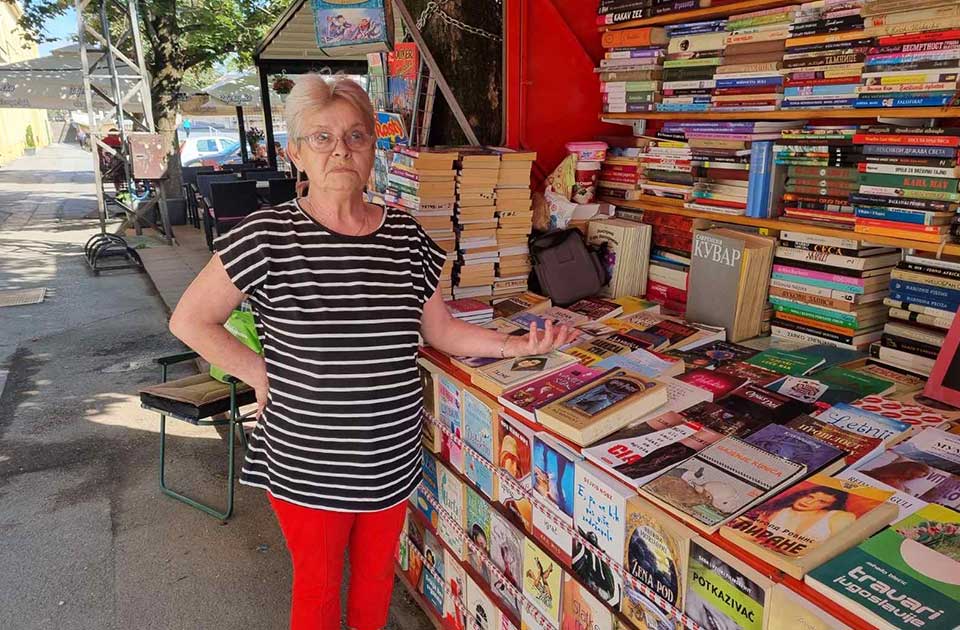 Radmila drži jedan od omiljenih štandova na Žitnom trgu: Polovne knjige kao najbolji prijatelji Radmila drži jedan od omiljenih štandova na Žitnom trgu: Polovne knjige kao najbolji prijatelji