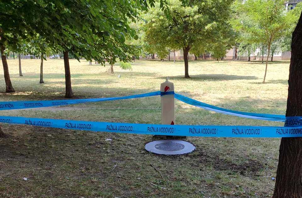 Dete upalo u šaht, roditelji najavljuju tužbu protiv „Vodovoda“ i Grada Zrenjanina Dete upalo u šaht, roditelji najavljuju tužbu protiv „Vodovoda“ i Grada Zrenjanina