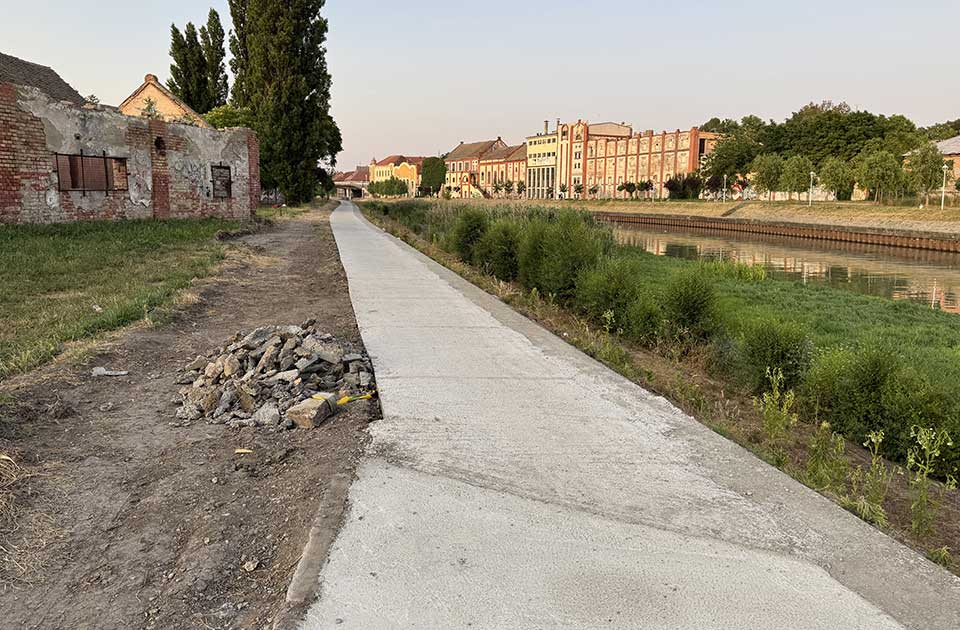 pešačka staza pored begeja