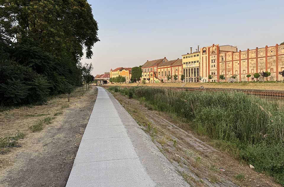 pešačka staza pored begeja