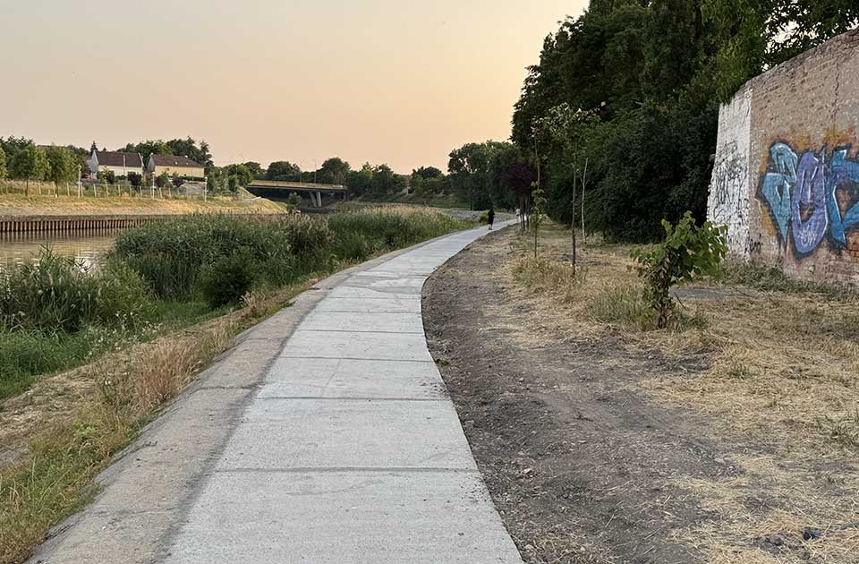 pešačka staza pored begeja