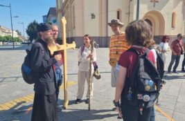 FOTO, VIDEO: Zrenjaninci jutros krenuli pešice na protest u Novom Bečeju