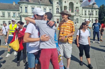 zrenjaninci krenuli pešice na protest u novom bečeju