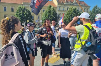 zrenjaninci krenuli pešice na protest u novom bečeju