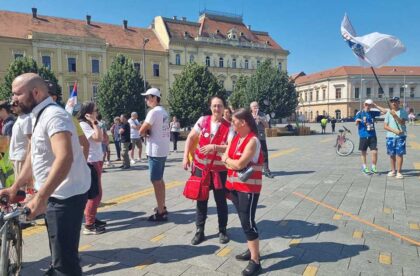 zrenjaninci krenuli pešice na protest u novom bečeju