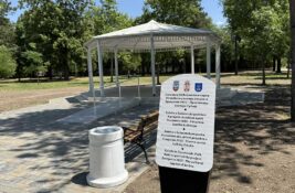FOTO: Uklonjena „nepismena“ tabla ispred novootvorene saletle u Šećeranskom parku