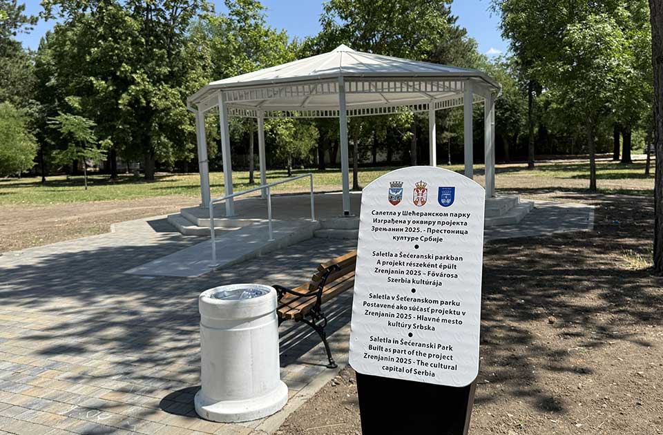 FOTO: Uklonjena „nepismena“ tabla ispred novootvorene saletle u Šećeranskom parku
