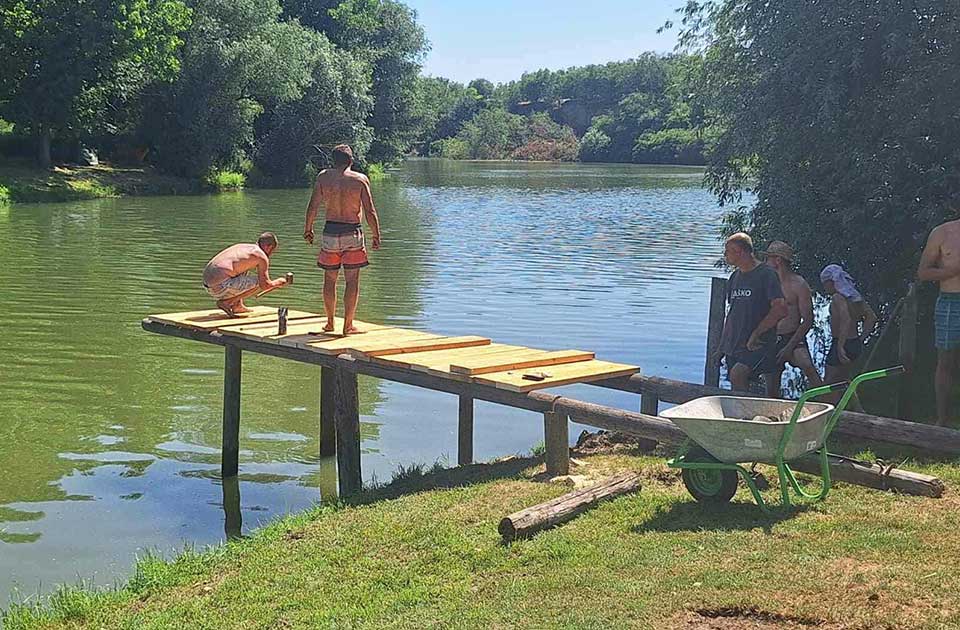 FOTO: Meštani Farkaždina uredili plažu na Tamišu – novi kutak za odmor i druženje FOTO: Meštani Farkaždina uredili plažu na Tamišu – novi kutak za odmor i druženje